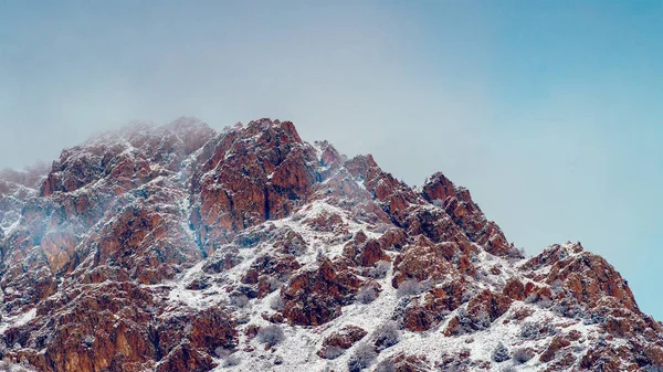 Snowy peak of red rock mountain — Stockfoto