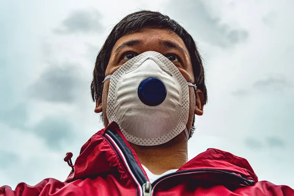 Man i respirator mask — Stockfoto