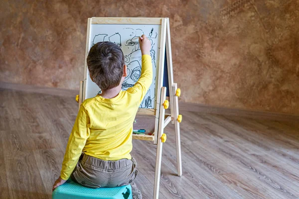 Junge zeichnet am Reißbrett — Stockfoto