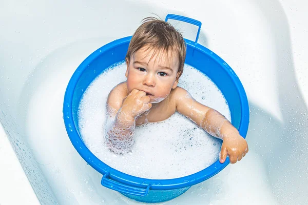 Bebê pequeno tomando um banho — Fotografia de Stock