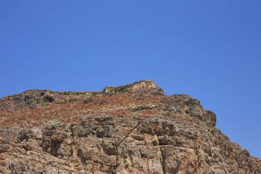 Gramvousa adasının kayasının ucundaki kale.