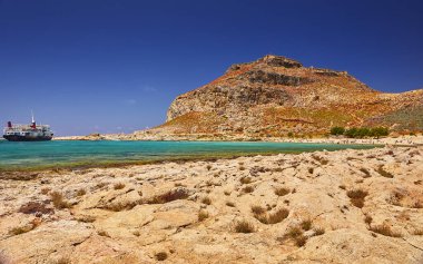 Gramvousa adasının kayasının ucundaki kale.