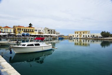 RETHYMNO, CRETE Adayı, GREECE - 30 Mayıs 2019: Yunanistan 'ın Girit Adası' ndaki Rethymno limanına bakın. Kasaba, Venedik mimarisi ve güzel manzarasıyla ünlüdür..