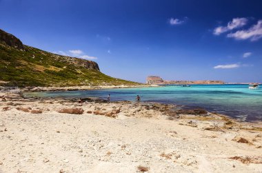 GRAMVOUSA - Balolar, CRETE Adası, GREECE - 4 Haziran 2019: Sahildeki güzel deniz manzarası ve Balos Körfezi.
