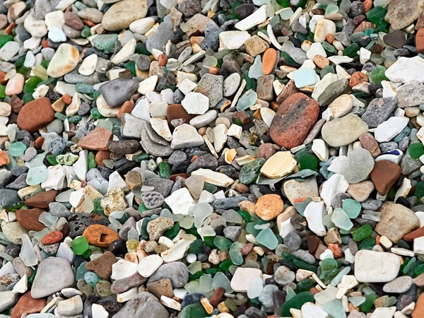 해변의 유리와 바위로 뒤덮인 — 스톡 사진
