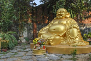 Vietnam, Da Nang 'daki Chua Phap Lam tapınağında Buda' nın altın heykeli. 