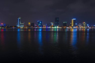 Da Nang şehri gece aydınlandı ve Han Nehri 'ne yansıdı. 