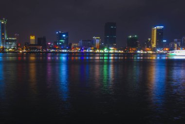 Gecenin renkleri Da Nang, Vietnam, Han nehrine yansıdı. 