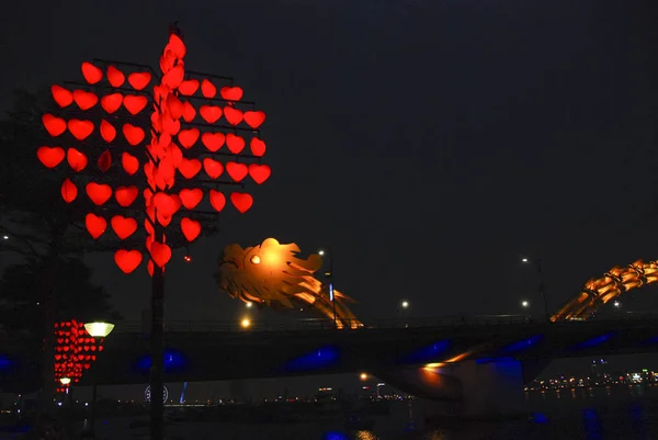 Aşk Köprüsü ve Ejderha Köprüsü gece aydınlandı, Da Nang şehir merkezi, Vietnam 