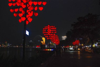 Da Nang şehrindeki Dhc Marina 'daki Aşk Köprüsü, gece aydınlandı. 