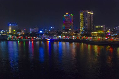 Gecenin renkleri Da Nang, Vietnam, Han nehrine yansıdı. 