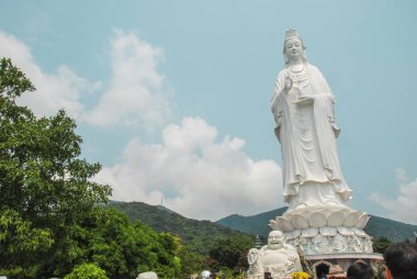 Da Nang, Vietnam 'daki Son Tra Yarımadası' ndaki Linh Ung Pagoda 'daki Buda Heykeli. 