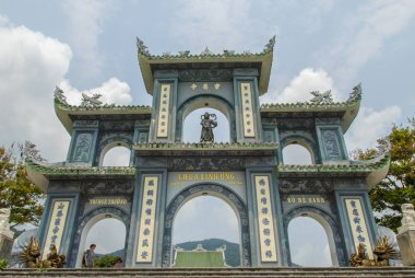 Da Nang, Vietnam 'daki Linh Ung Pagoda' ya giriş kapısı. 