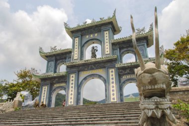 Da Nang, Vietnam 'daki Linh Ung Pagoda' ya ejderha heykeli olan bir giriş kapısı. 