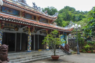 Da Nang, Vietnam 'daki Mermer Dağları' ndaki renkli tapınağın dışı. 
