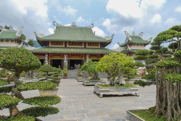 Praça Por Linh Ung Pagoda Nang Vietnã Cheio Bonsai Árvores — Fotografia de Stock