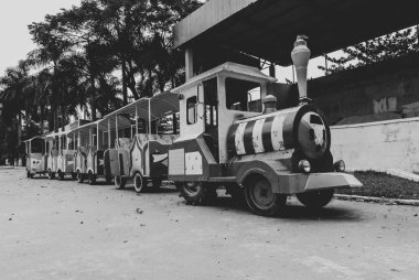 Da Nang, Vietnam 'da terk edilmiş ve çürümüş bir lunaparkta bir tren. 