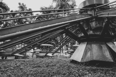 Da Nang, Vietnam 'daki terk edilmiş ve çürümüş eğlence parkının siyah beyaz resmi. 
