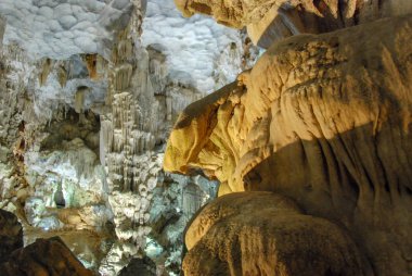 Güzel Thien Cung Mağarası 'nın içinde Ha Long Körfezi, Vietnam 