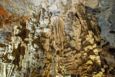 Güzel Thien Cung Mağarası 'nın içinde Ha Long Körfezi, Vietnam 