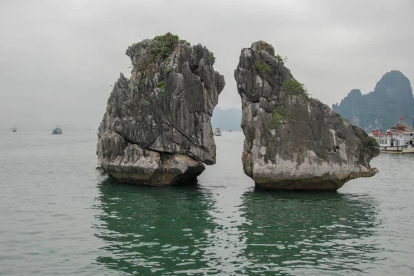 Huhn Küsst Felsen Langer Bucht Vietnam — Stockfoto