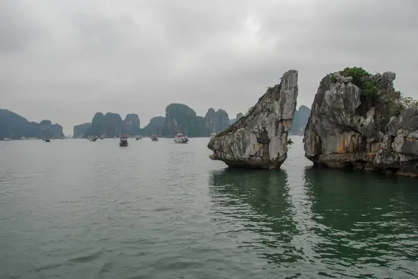 Besar Rocas Pollo Long Bay Vietnam — Foto de Stock