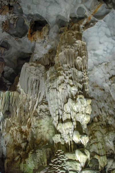 Внутри Прекрасной Пещеры Тьен Кунг Бухте Лонг Вьетнам — стоковое фото