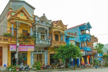 Vietnam 'ın Tam Song kasabasında renkli binalar 