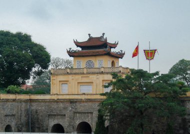 Hanoi, Vietnam 'da Thang Long İmparatorluk Kalesi' nin Doan Mon Kapısı. 