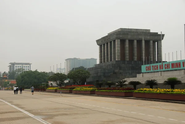 越南河内的胡志明陵墓和巴丁广场 — 图库照片