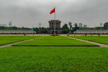 Hanoi 'deki Ho Chi Minh Anıt Mezarı ve Ba Dinh Meydanı' nda Vietnam bayrağı dalgalanırken 
