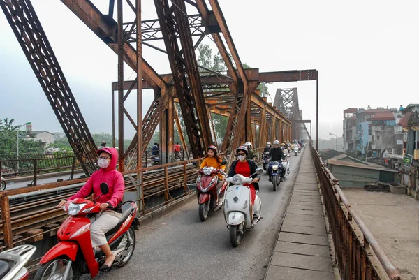 Hanoi, Vietnam 'daki Long Bien Köprüsü' nde trafik yoğun. 