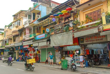 Eski kasaba Hanoi, Vietnam 'da dükkanları ve dükkanları olan tarihi sokaklardan biri. 