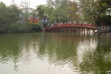 Yeşim Dağı Tapınağı 'na giden bir köprü, Hanoi, Vietnam nehrine yansıyor. 