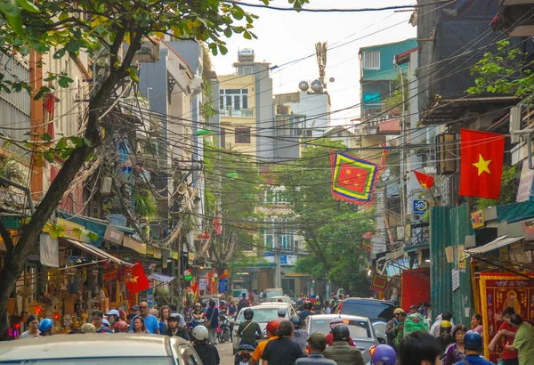 Hanoi 'nin eski kasabası Vietnam' da Quat Sokağında elektrikli aletlerle asılı. 