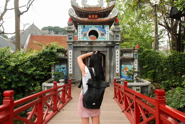 Una Chica Parte Trasera Tomando Una Foto Puerta Templo Montaña — Foto de Stock