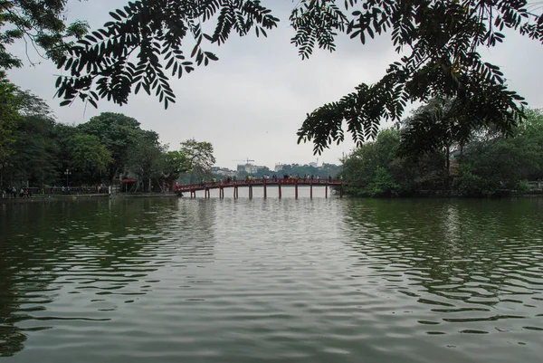 Puente Hacia Templo Montaña Jade Reflejado Río Hanoi Vietnam — Foto de Stock