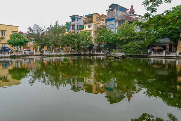 Monumento Hanoi Restos Guerra Vietnam Hundidos Lago Huu Tiep —  Fotos de Stock