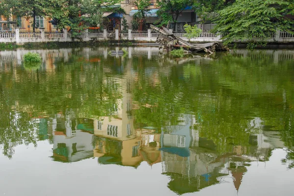 Памятник Ханое Обломкам Времён Вьетнамской Войны Затонувшим Озере Тип — стоковое фото