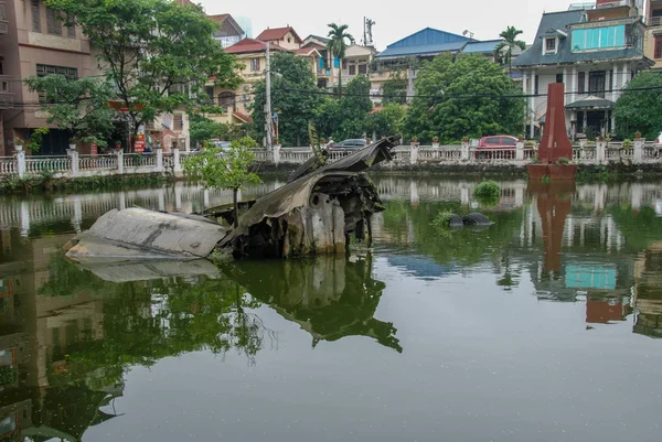 Monumento Hanoi Restos Guerra Vietnam Hundidos Lago Huu Tiep — Foto de Stock