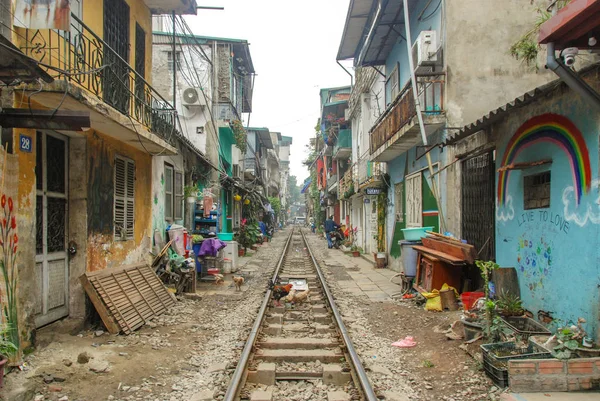 Hühner Fressen Auf Gleisen Der Eisenbahnstraße Von Hanoi Vietnam — Stockfoto