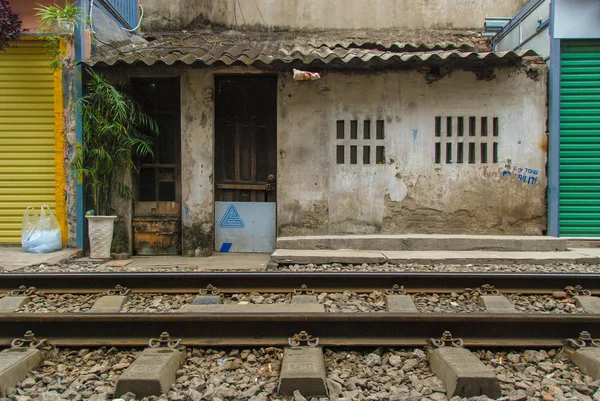 Klein Kleurrijk Huis Trein Straat Hanoi Vietnam — Stockfoto
