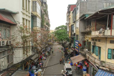 Hanoi 'de elektrik kabloları olan bir cadde manzarası, Vietnam.