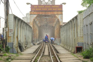 Hanoi, Vietnam 'daki Long Bien Köprüsü rayları üzerinde çalışan işçiler 