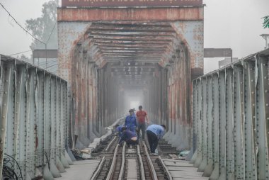 Hanoi, Vietnam 'daki Long Bien Köprüsü rayları üzerinde çalışan işçiler 
