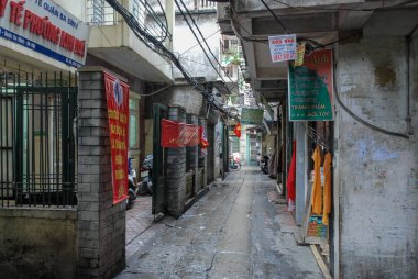 Hanoi, Vietnam 'ın tipik dar sokaklarından biri. 