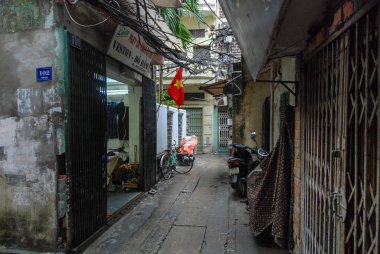 Hanoi, Vietnam 'ın tipik dar sokaklarından biri. 