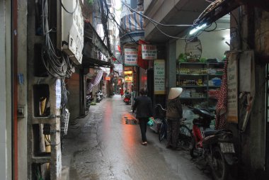 Hanoi, Vietnam 'ın tipik dar sokaklarından biri. 