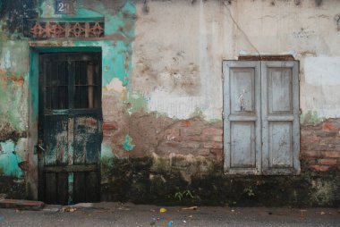 Vietnam 'da küçük ve eski bir evin kapısı ve penceresi 