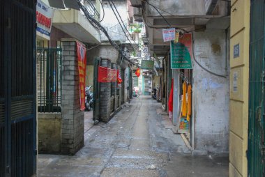 Hanoi, Vietnam 'ın tipik dar sokaklarından biri. 